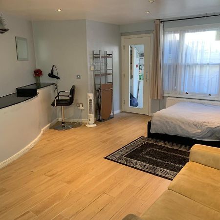 Studio Apartment - Entire Lower Ground Floor - Only 7 Mins Walk Kings Cross St Pancras Station Londra Exterior foto